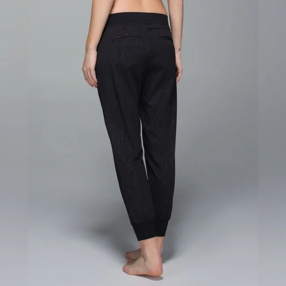 Lululemon Yoga Party Pant Desert Snake Embossed Black - Picture 8 of 9